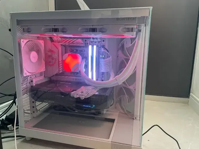 PC Gamer High End Ryzen 7 9800X3D + RX 9070 XT + 32GB DDR5 + SSD 2TB