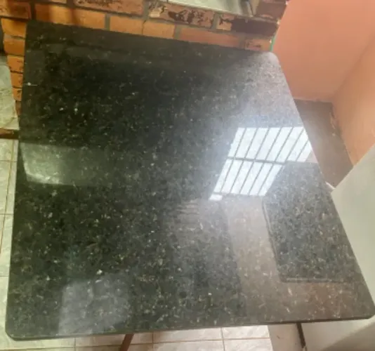 Vendo 01 tampo mesa de granito tamanho 110x90cm R$ 100,00