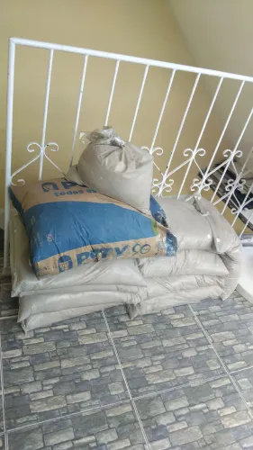 Vendo 9 latas  de areia e 1 um sac0 de cimento  .