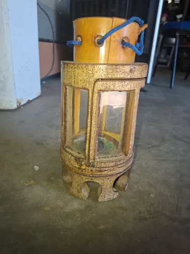 Antiga lamparina de madeira, artesanal, em boas condições de uso