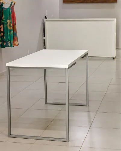 Mesa com Estrutura Metálica 