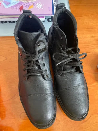 Bota Coturno Preta com Zíper Lateral - Confortável e Estilosa