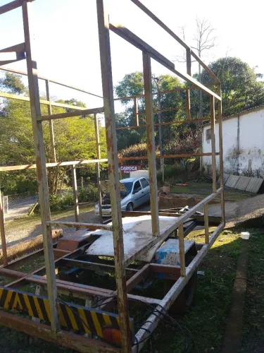 Trailer artesanal Viagem Lanches em construção .
