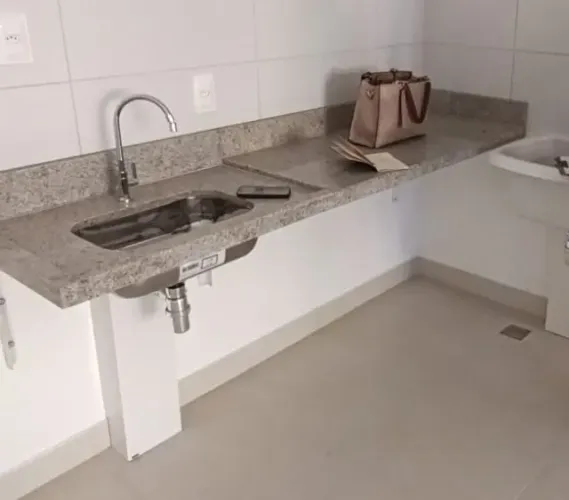 Bancada em granito cinza andorinha e tanque cerâmico