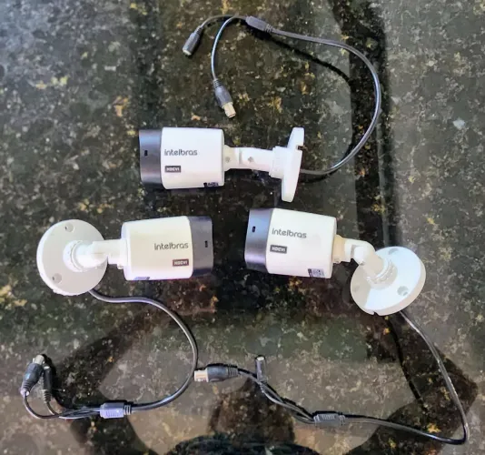 Kit com 3 câmeras de segurança da Intelbras
