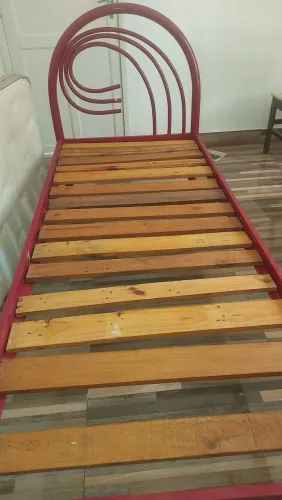Cama portátil de solteiro cor vinho com estrado em madeiras avulsas