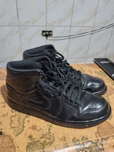 Nike Air Jordan 1 Mid Triple Black - Tamanho 44 (Semi-Novo)