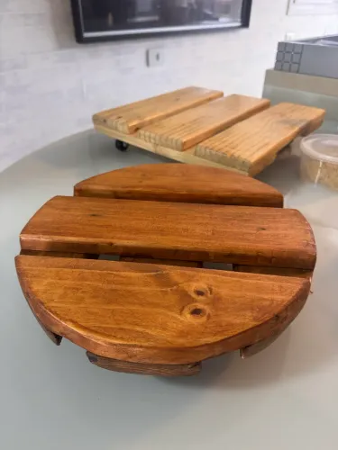 Suporte para vaso ou para seu café da manhã, feito de madeira pinos tratado e feito mão.