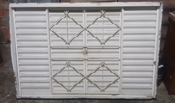 Janela de Aço 1,50 x 1,00 m com Grade e Venezianas - Ótimo Estado