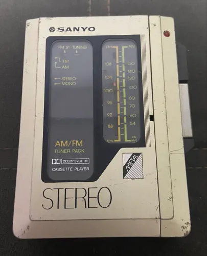 Walkman modelo raríssimo Sanyo funciona rádio 