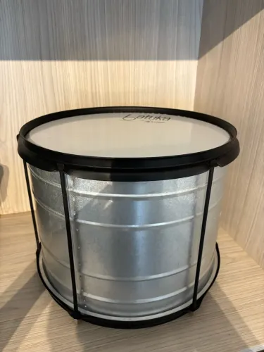Surdo Batuka by Luen - Corpo Metálico e Aros Pretos