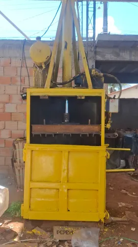 Prensa Hidráulica Vertical para Reciclagem (Papelão/Plástico) - Pronta para Uso.