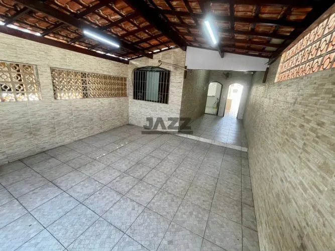 Casa com Piscina e Edícula à Venda na Aviação - 2 Dormitórios | Lado Praia