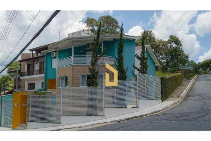 Sobrado à venda em rua fechada | 370 m² | 5 dormitórios | 4 suítes | 5 vagas | Vila Irmãos
