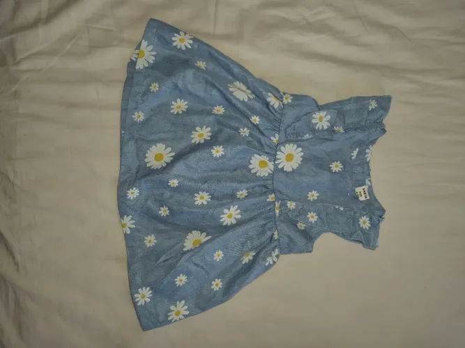 Vestidinho tipo jeans com margaridas 6 a 9 meses