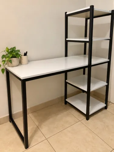 Escrivaninha com estante integrada e design moderno