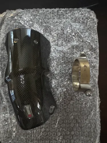 Protetor escapamento Akrapovic de Fibra Carbono 