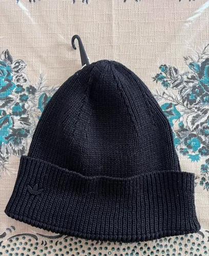 Gorro Adidas Originals na etiqueta