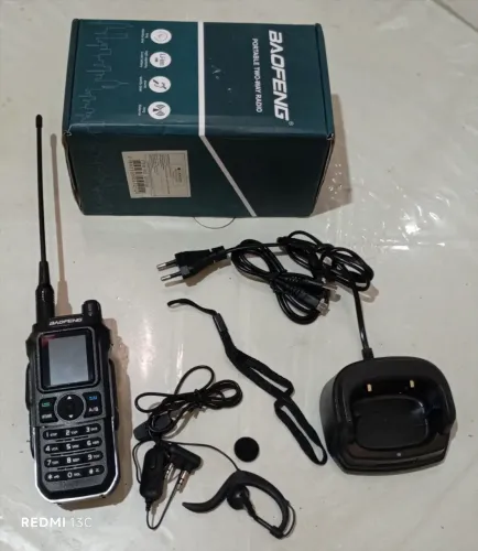 Vendo um rádio comunicador Baofeng UV 21 m 5w UHF VHF USB 20 km ligue *89