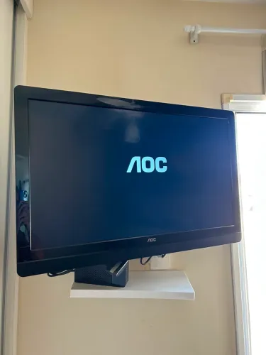 TV 32? AOC + ROKU (conversor pra smart) + Suporte pra parede 