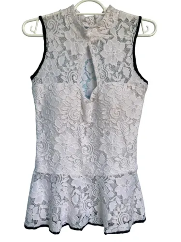 Blusa Peplum de Renda Branca com Bojo e Gola Alta, Tamanho M