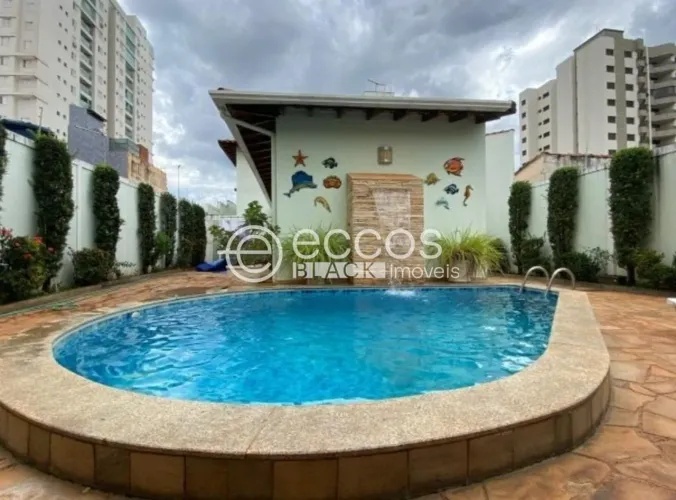 Casa à venda, 4 quartos, 4 suítes, 6 vagas, Centro - Uberlândia/MG