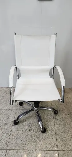 Cadeira giratória de couro legítimo
