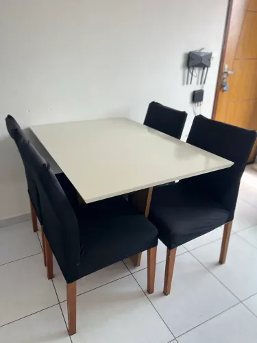 Vendo mesa 4 cadeiras