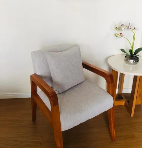 2 Poltronas em madeira maciça, revestidas em linho
