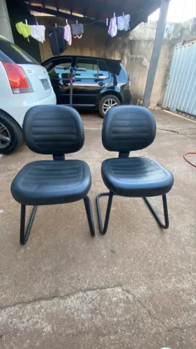 VENDO DUAS CADEIRAS EM ÓTIMO ESTADO DE CONSERVAÇÃO 