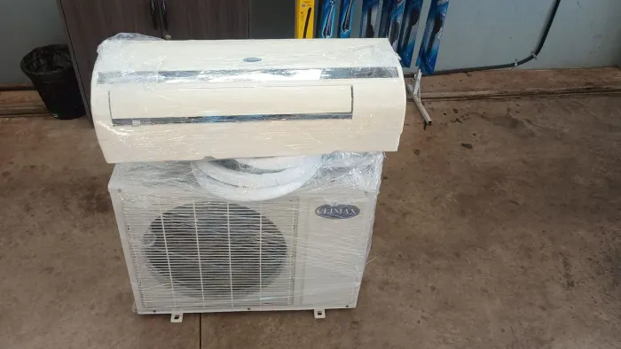 Ar condicionado 12 mil BTUs quente e frio.