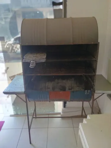 Churrasqueira+ grelhas de galeto + espetos 