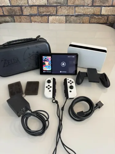 Nintendo Switch OLED + Case Zelda