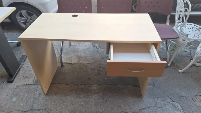 Mesa para escritório com gaveta em bom estado.