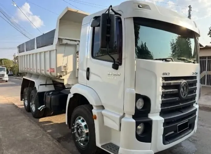 Vw 24-250 caçamba 6x2 ano 2012