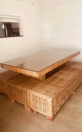 Mesa Jacaúna de cipó com bancos e vidro temperado