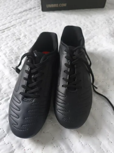 chuteira umbro nova número 39