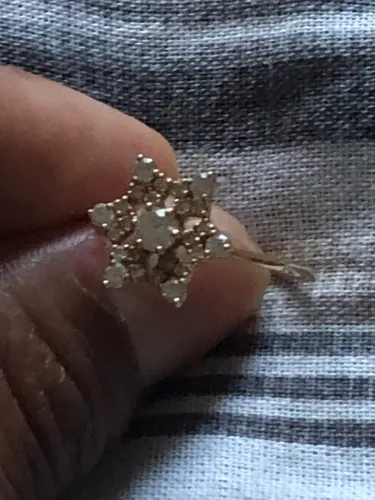 Vendo um anel de ouro com diamantes