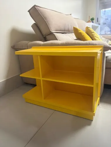 Mesa decorativa com rodinhas