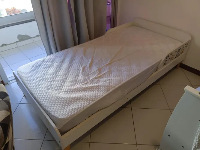Cama solteiro montessoriana ou não com pés