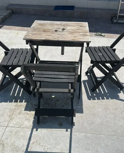 Conjunto de mesa de bar e restaurante de madeira.