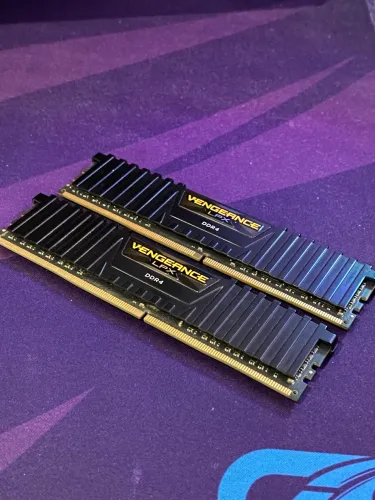 Memória RAM DDR4 16GB (2x8GB) 2400MHz