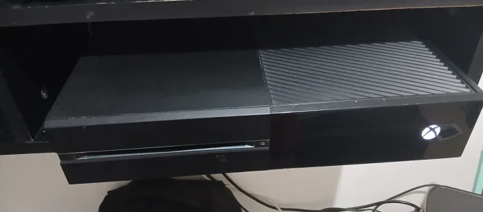Xbox one, com 2 manetes e 5 jogos midia fisica, em estado excelente sem nenhum problema.