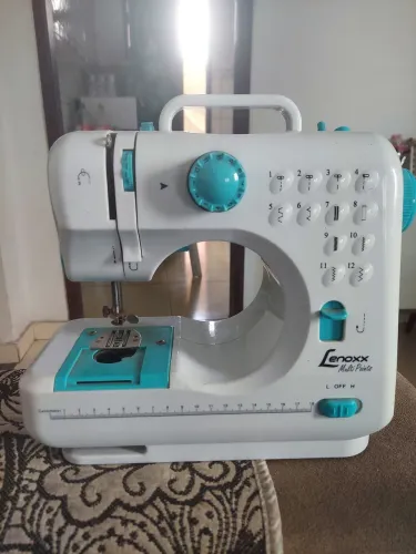 Máquina de costura portátil