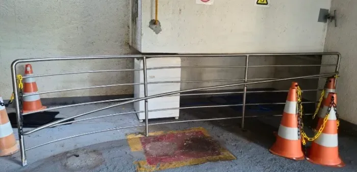 Grade com corrimão em aço inox.