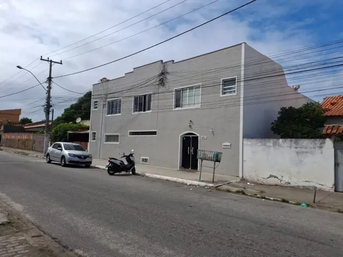 Conjugado, bem localizado, próximo ao comércio e mercados.