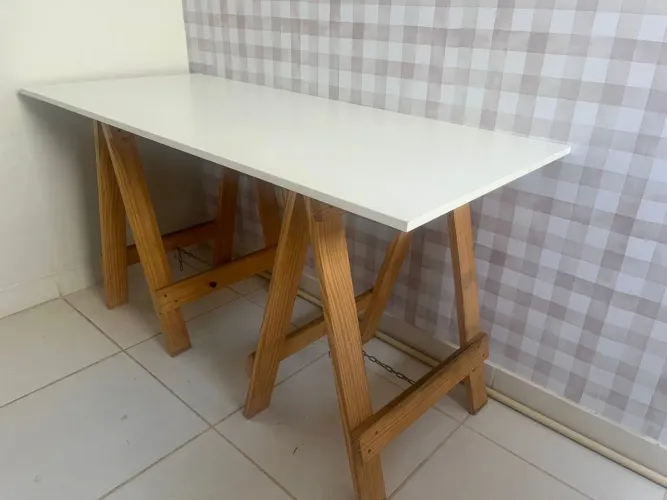 Mesa com cavalete 