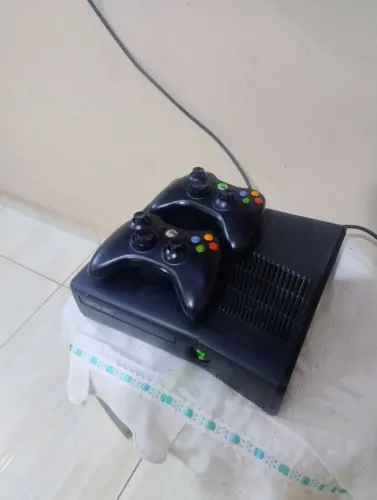 Xbox 360 2 controles e jogos