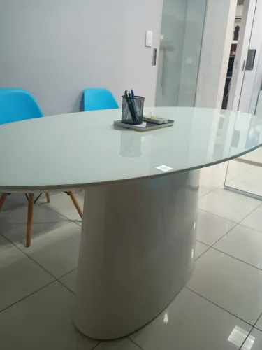 Mesa oval tampo de vidro e base Lacada toda em MDF - cor branco