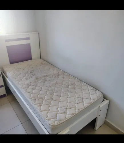 Cama e colchão de solteiro